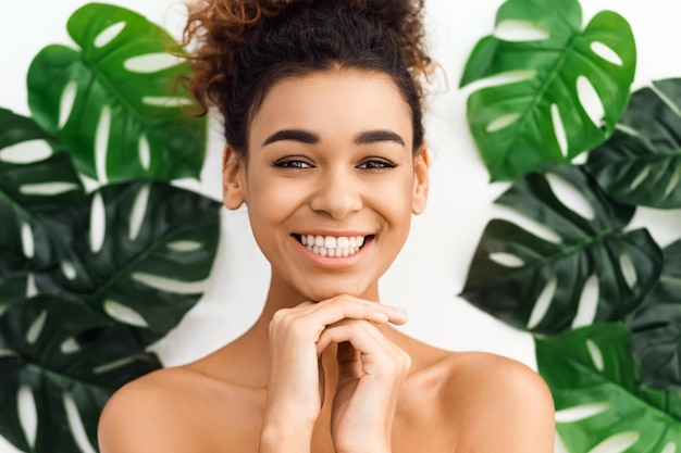 Foto mulher negra em uma pose alegre com a natureza