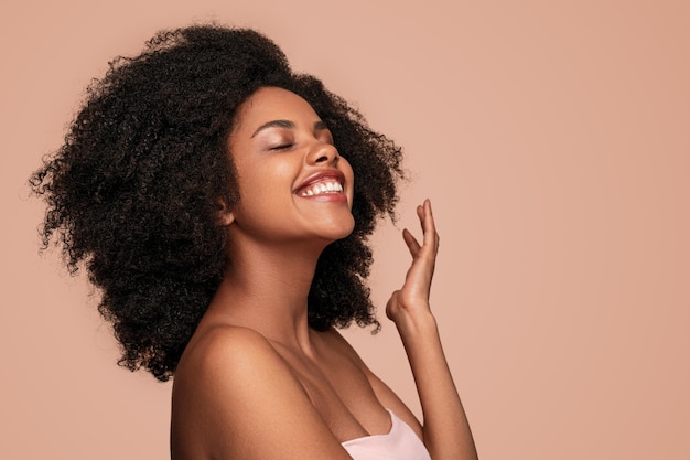 Foto mulher negra encantada desfrutando da limpeza da pele