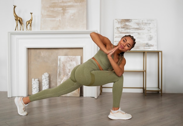 Mulher negra fazendo fitness em casa