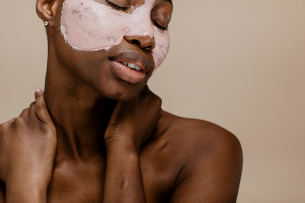 Foto mulher negra fazendo máscara facial
