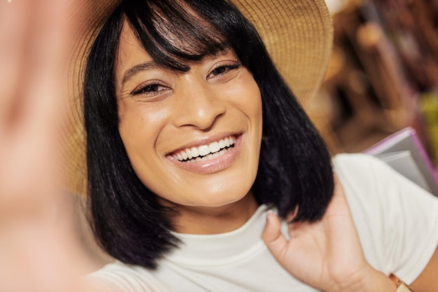 Mulher negra fazendo selfie e rosto feliz em uma loja se sentindo jovem e relaxando com um sorriso ao sol Retrato de uma pessoa em Nova York com felicidade no varejo e estilo de vida satisfeito em um dia de verão