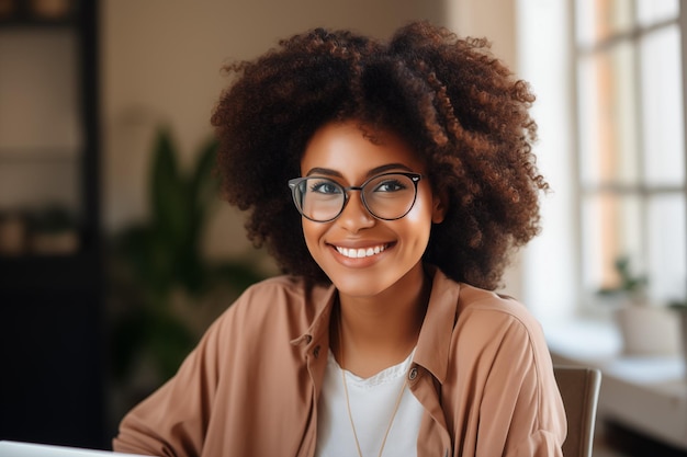 Mulher negra feliz a trabalhar no escritório em casa, um dia de trabalho relaxante.