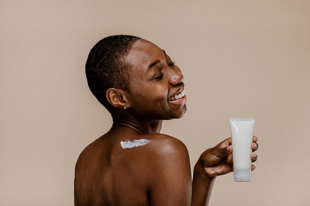 Mulher negra feliz com uma maquete de contêiner