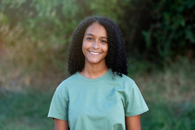 Mulher negra feliz de férias no campo para aventura paz e calma no verão