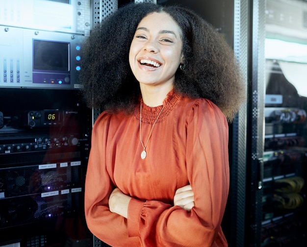 Mulher negra feliz e retrato de engenheiro de servidor no espaço de trabalho para manutenção de segurança cibernética e banco de dados Profissional de ti funcionário no data center da empresa para verificação e teste de avaliação