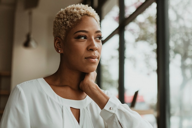 Mulher negra feliz em um café