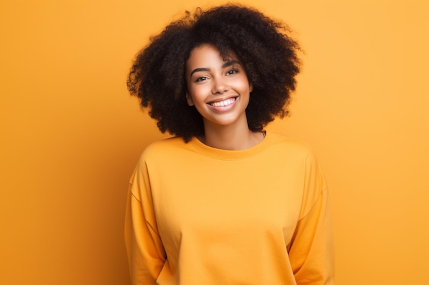 Mulher negra feliz Pessoa Casual Imagem social destacada Fundo colorido