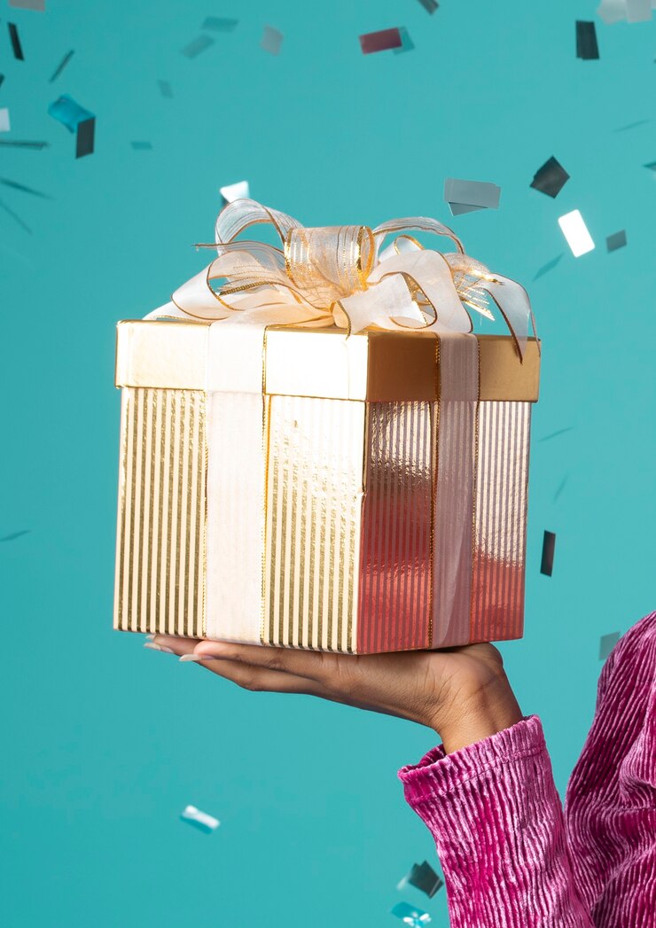 Foto mulher negra feliz segurando uma caixa de presente