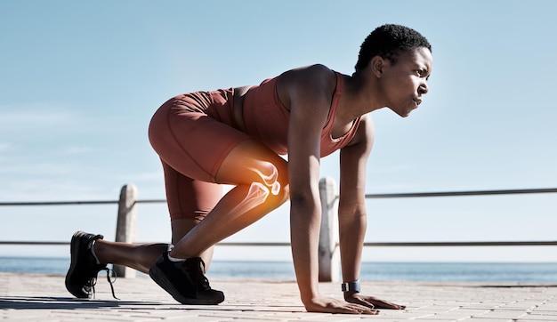 Mulher negra fitness e corredora com raio x do joelho em exercícios de  treinamento esportivo ou exercícios ao ar livre determinada mulher  afro-americana se preparando para correr ou correr em motivação