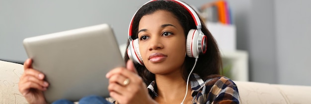 Mulher negra focada a estudar línguas estrangeiras online