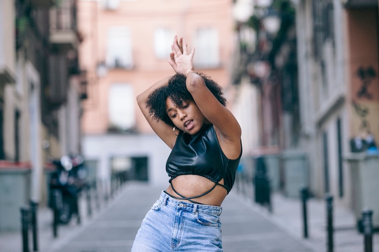 Foto mulher negra forte com atitude despreocupada