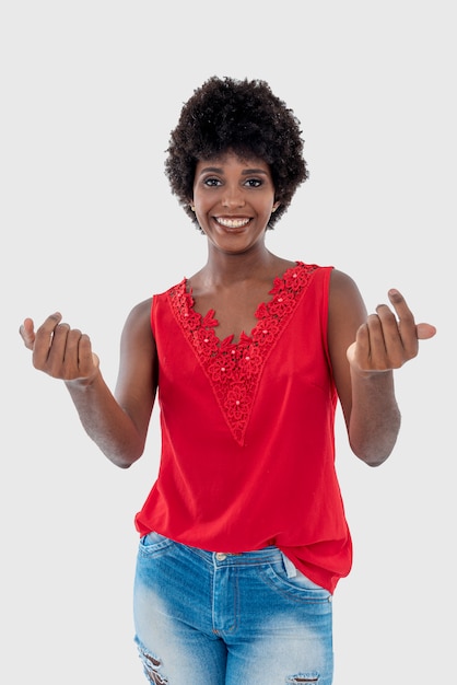 Mulher negra isolada, sorrindo em diferentes situações cotidianas.