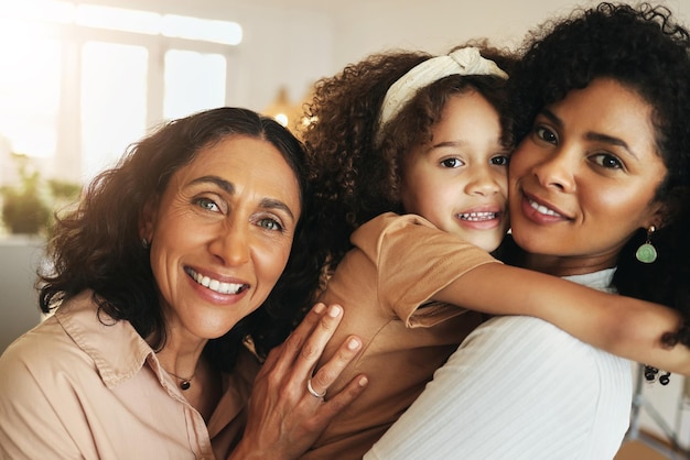 Foto mulher negra mãe e filha com a avó no retrato com amor, sorriso e carinho nas férias juntos mulheres de família feliz e menina com abraço de felicidade e solidariedade na sala de estar de casa pela manhã