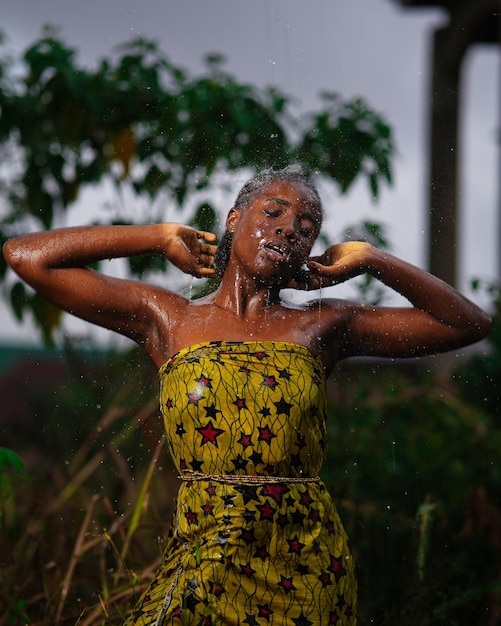 Mulher negra na chuva