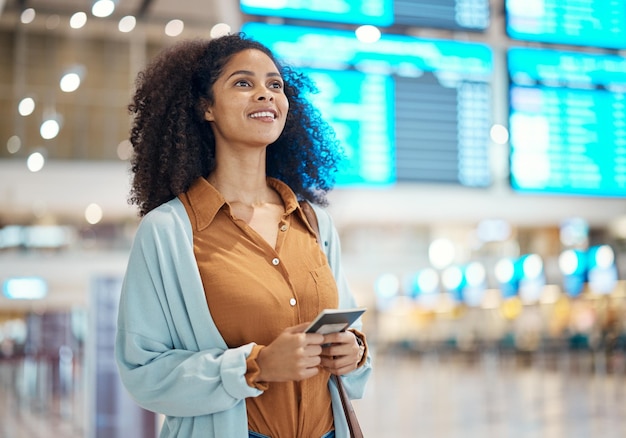 Mulher negra na viagem do aeroporto e passaporte para férias pronto com bilhete de avião sorridente e cartão de embarque imigração de liberdade e voo feminino com mentalidade de transporte e férias no terminal