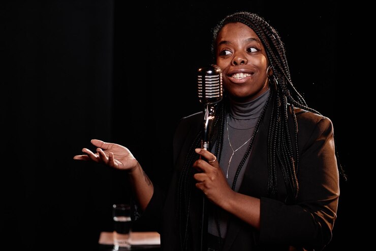 Foto mulher negra se apresentando em um show de stand-up