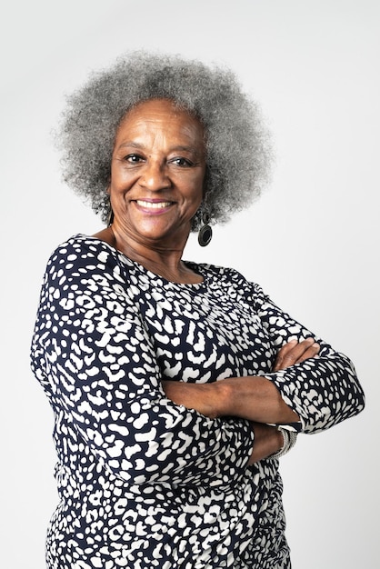 Foto mulher negra sênior orgulhosa com cabelo afro