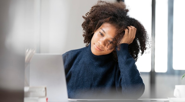 Mulher negra sonolenta Mulher negra cansada sobrecarregada Conceito de dia de trabalho duro