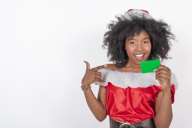 Mulher negra sorridente apontando para um retrato de publicidade de cartão verde