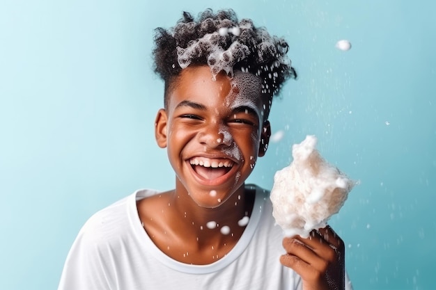 Mulher negra sorridente com sorvete