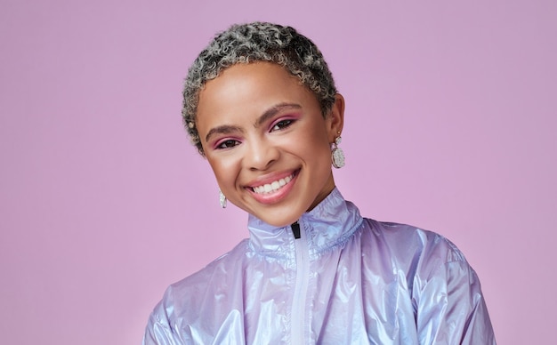 Mulher negra sorridente e influenciadora de moda em retrato com maquiagem em um fundo de estúdio rosa com maquete Beleza feliz e garota feliz sorrindo com uma jaqueta legal e moderna em Paris