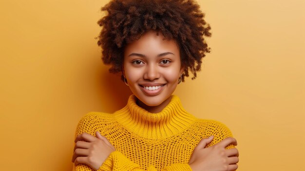 Foto mulher negra sorrindo com uma camisola amarela