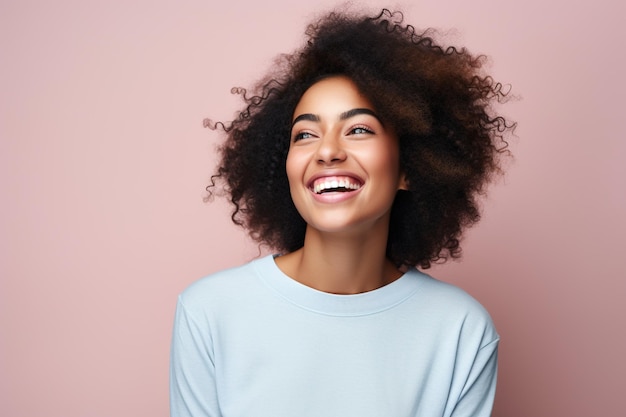 Mulher negra sorrindo em um estúdio