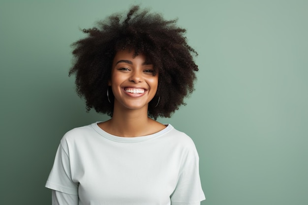 Mulher negra sorrindo em um estúdio