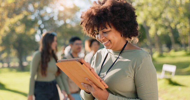 Foto mulher negra tablet ou sorriso ao ar livre para ler ou verificar pesquisa de entrevista para notícias comunitárias jornalista feminina parque ou ebook com história feliz sobre tecnologia de mídia social para emprego na costa rica