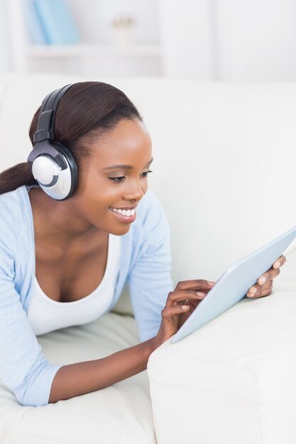 Mulher negra usando um tablet computador