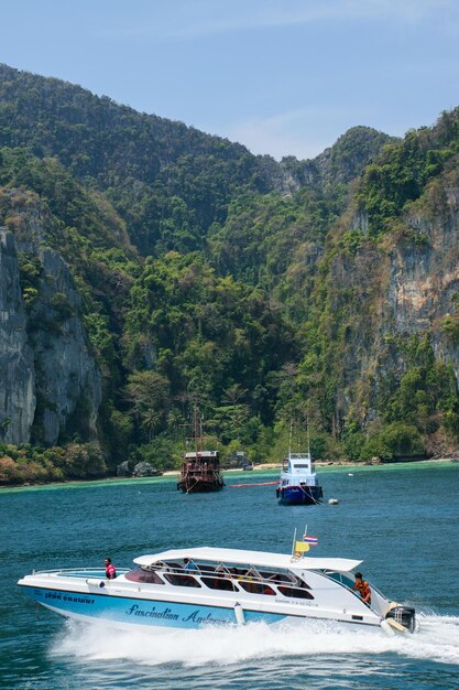 Mulher negra viajando de barco na Ilha Phi Phi