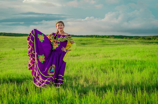 Mulher nicaraguense em traje folclórico, mulher nicaraguense em traje folclórico