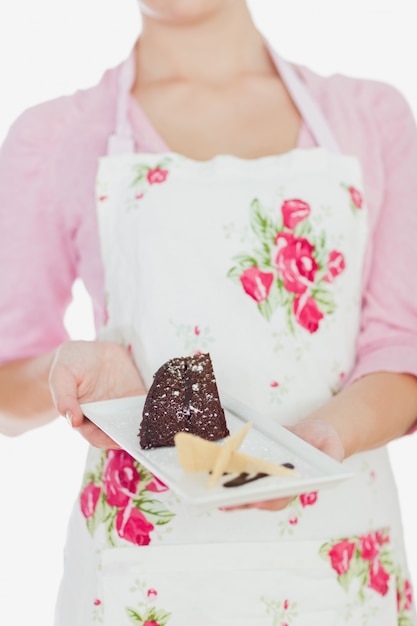 Foto mulher no avental segurando prato de pastelaria tentadora