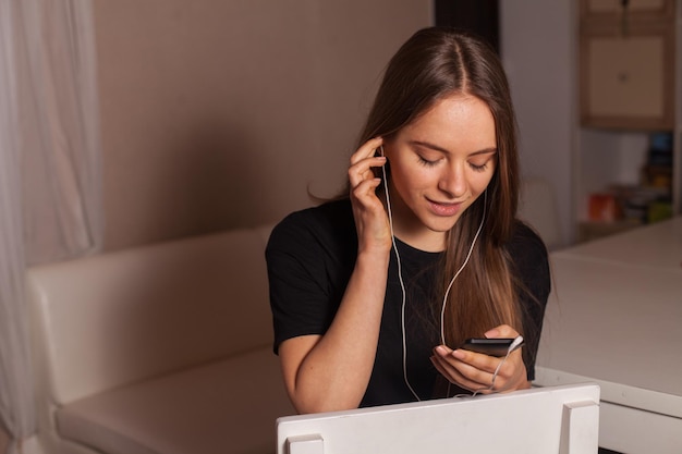 Mulher no café ouvindo música e aproveite sua vida