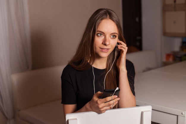 Mulher no café ouvindo música e aproveite sua vida