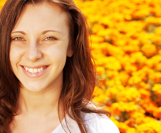 Foto mulher no campo amarelo