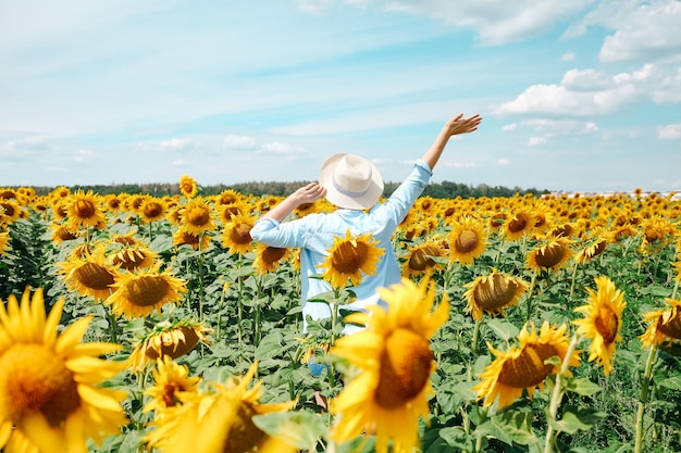 Mulher no campo de girassóis Verão Jovem linda mulher de pé no campo de girassóis