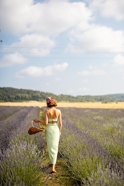 Mulher no campo de lavanda