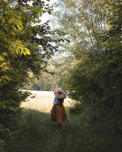 Foto mulher no campo