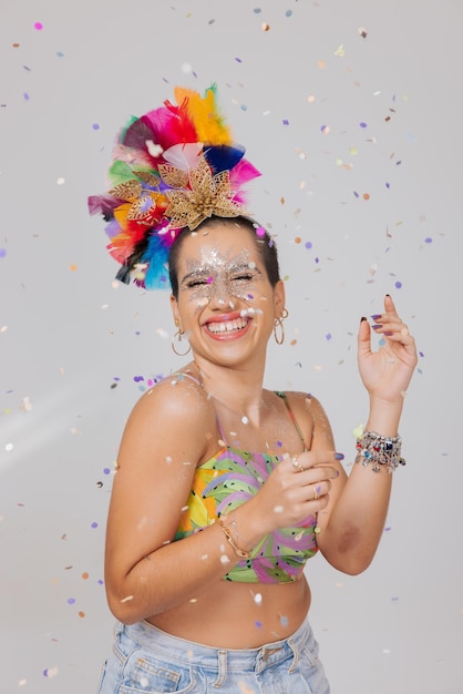 Foto mulher no carnaval brasileiro com tiara na cabeça