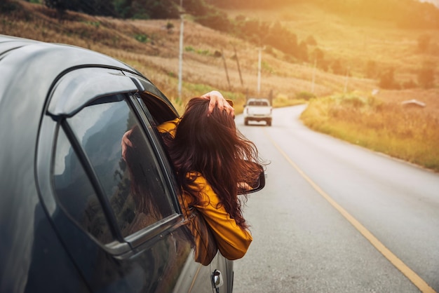 Mulher no carro na estrada