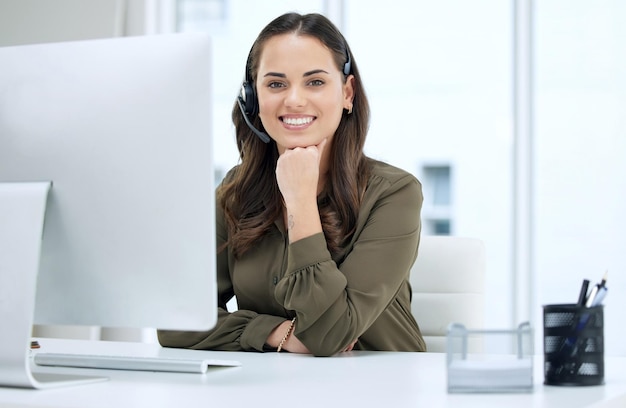 Mulher no centro de atendimento de retrato e sorriso com entre em contato conosco comunicação e crm com suporte técnico help desk de atendimento ao cliente e telemarketing com consultor feminino feliz no computador com telecomunicações