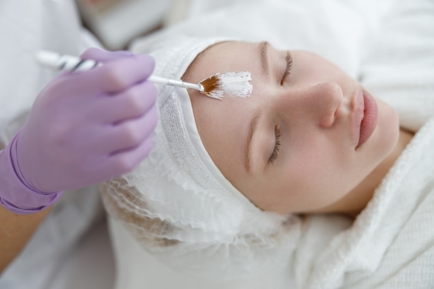 Mulher no centro de cosmetologia