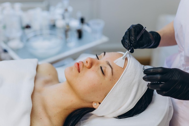 Mulher no cosmetologista Ela tem problemas de pele e acne