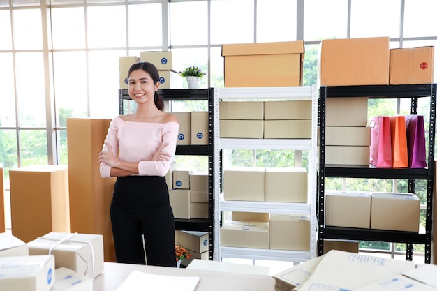 Mulher no escritório de entrega