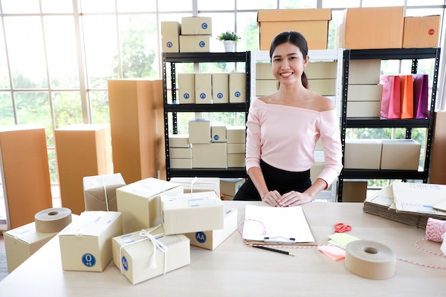 Mulher no escritório de entrega