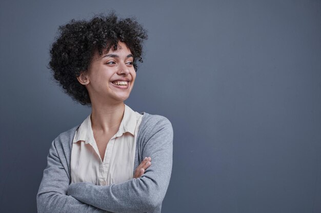 Foto mulher no escritório usa o telefone no local de trabalho no laptop