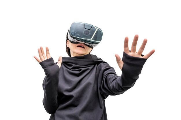 Mulher no fone de ouvido de realidade virtual de visão 360 jogando o jogo isolado no fundo branco gadget de dispositivo 3D para assistir filmes para viagens e entretenimento no espaço 3d Óculos de papelão VR AR