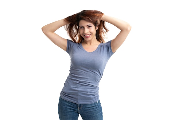 Mulher no fundo branco segurando o cabelo com as mãos