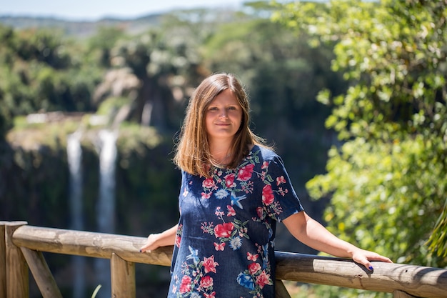 Mulher no fundo da cachoeira de Chamarel Mauritius